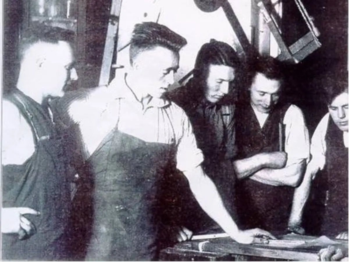 Der Gründer von Lattoflex Karl Thomas in der Produktion mit verschiedenen Mitarbeitern aus dem Jahr 1935.