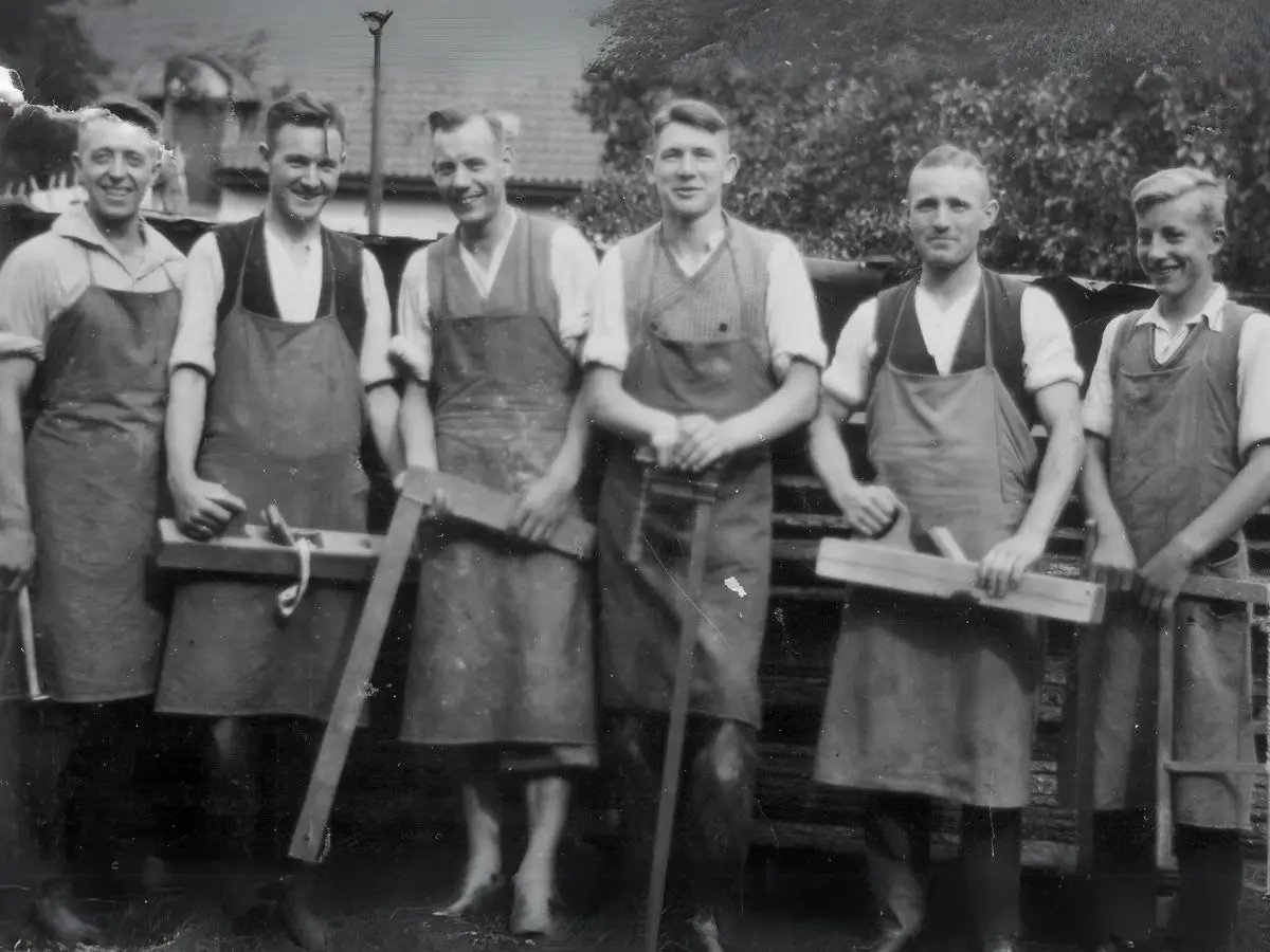 Ein Gruppenbild der Firmenbelegschaft von Möbel Thomas aus dem Jahr 1936.
