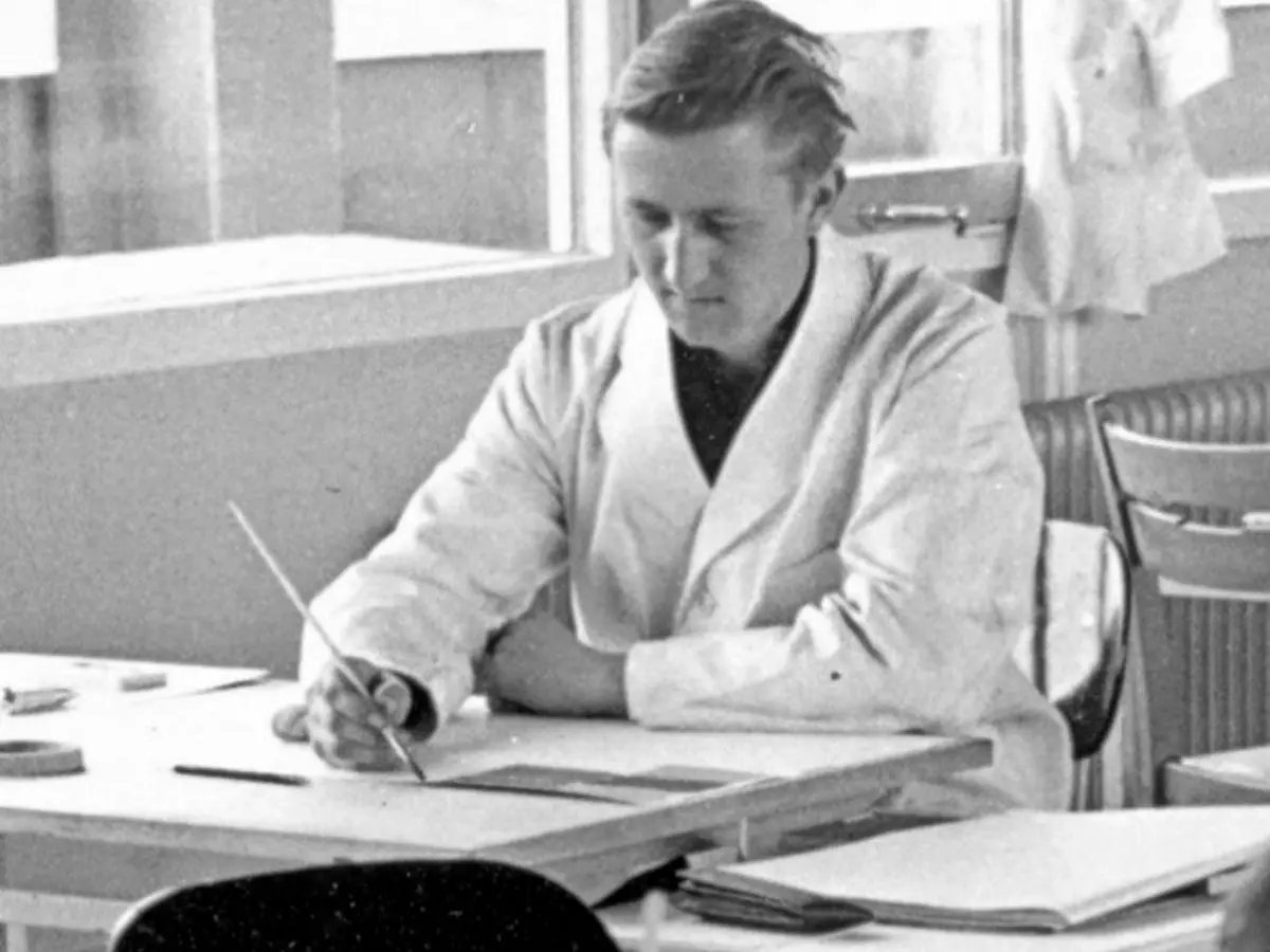 Wilfried Thomas, Sohn des Gründers von Lattoflex am Zeichentisch aus dem Jahr 1957.